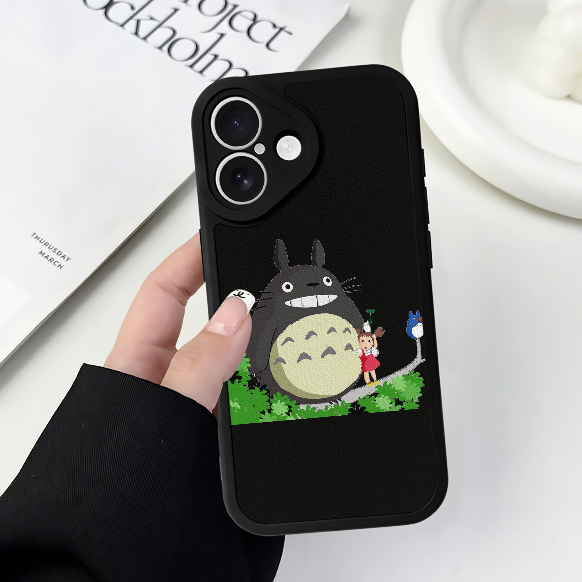 （画像用） となりのトトロ 草壁メイ 草壁サツキ My Neighbor Totoro Satsuki Kusakabe Mei Kusakabe 【iPhone 16シリーズ対応】シリコンスマホケース（レザー調） 材質：シリコン